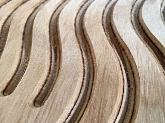 Ranuras de tracción grabadas en madera CNC